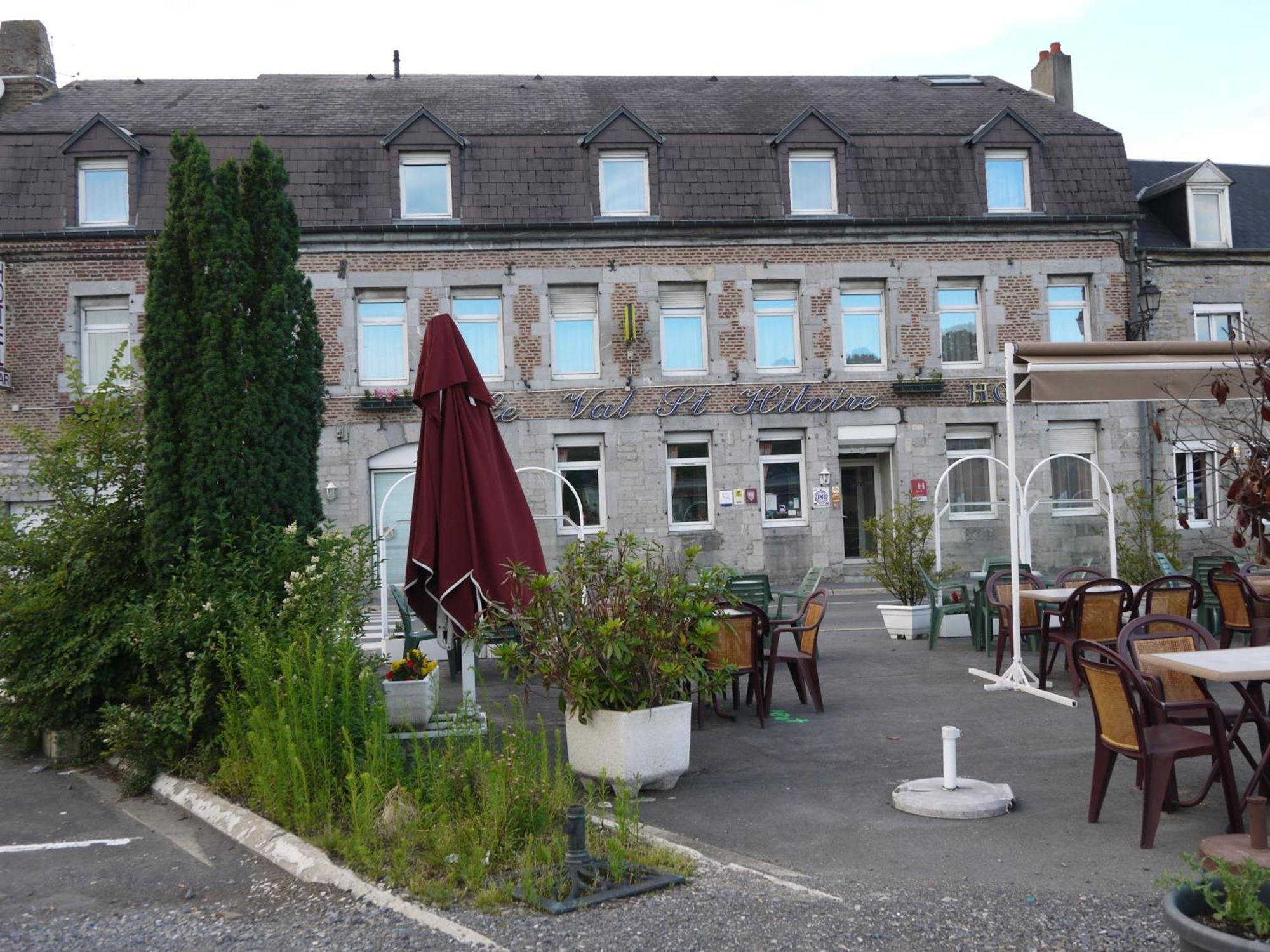 Hotel Val Saint Hilaire Givet Extérieur photo