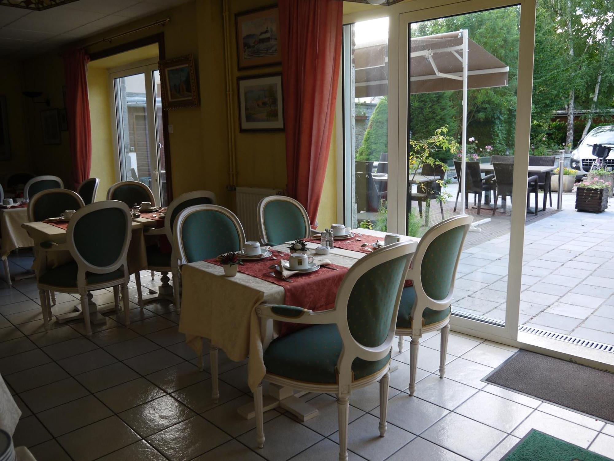 Hotel Val Saint Hilaire Givet Extérieur photo