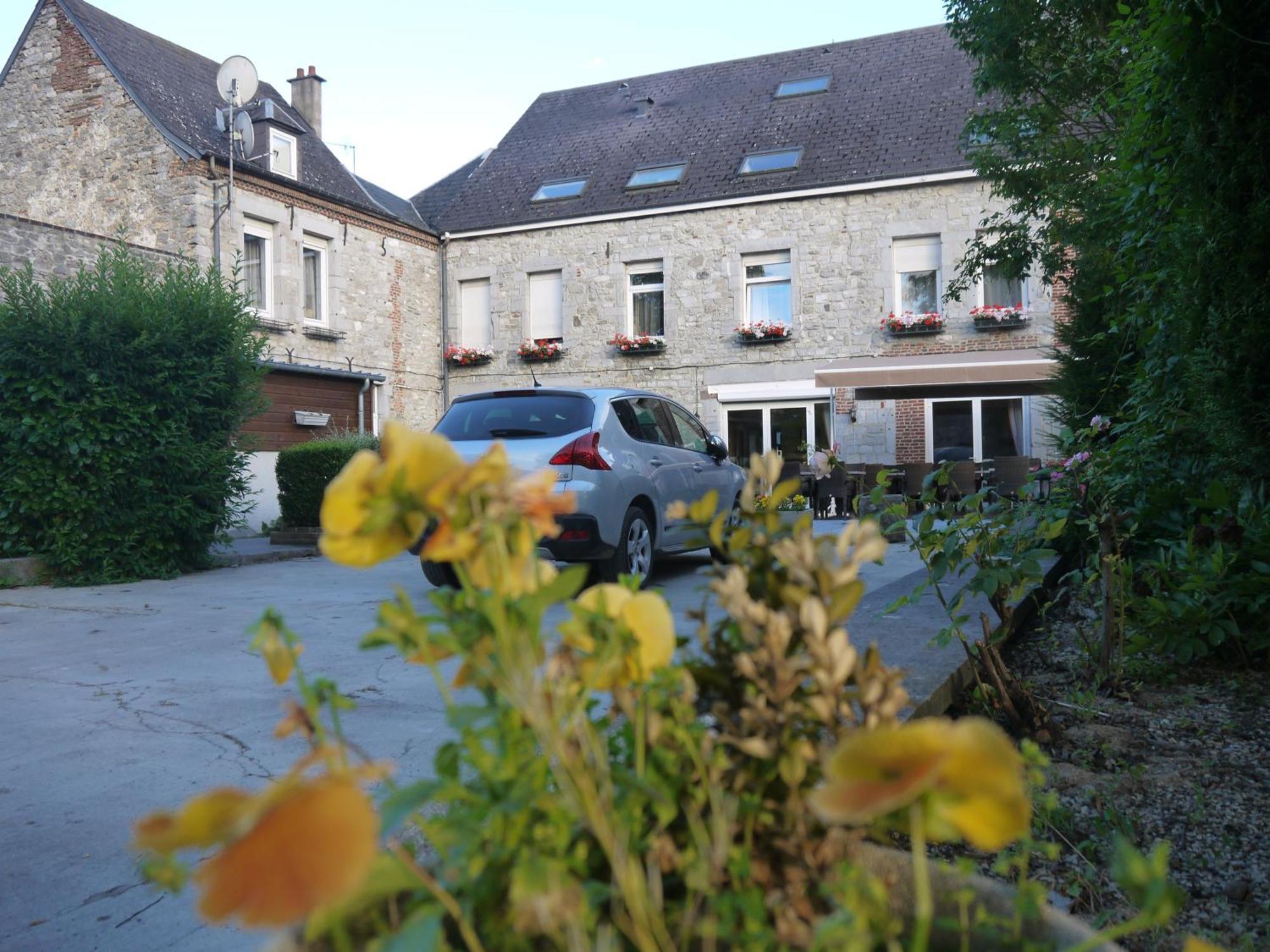 Hotel Val Saint Hilaire Givet Extérieur photo